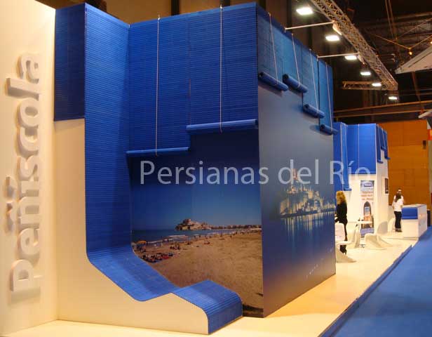 Persianas alicantinas de madera azules en un expositor de feria