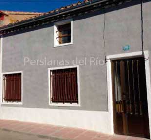 Dos ventanas de fachada gris con alicantinas de madera nogal