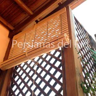 Alicantina de madera bajo una pérgola