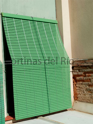 Alicantina de plástico verde claro separada de la puerta mediante soportes laterales