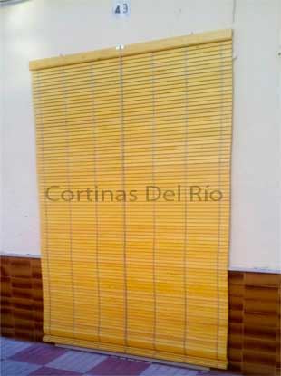 Alicantina de madera barnizada en la entrada
