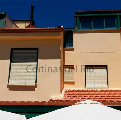 Ventanas de fachada con alicantinas de madera beige