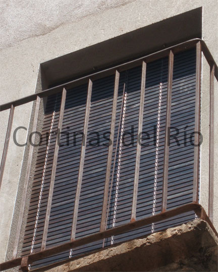 Alicantina de madera nogal en la puerta del balcón