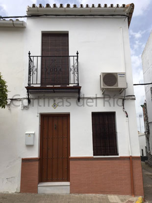 Alicantinas de madera nogal en balcón y ventana de fachada