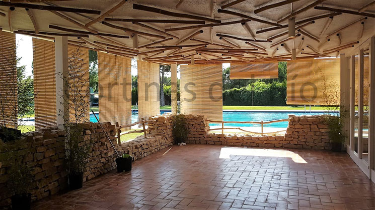 Terraza cubierta con persianas alicantinas de madera de aspecto natural