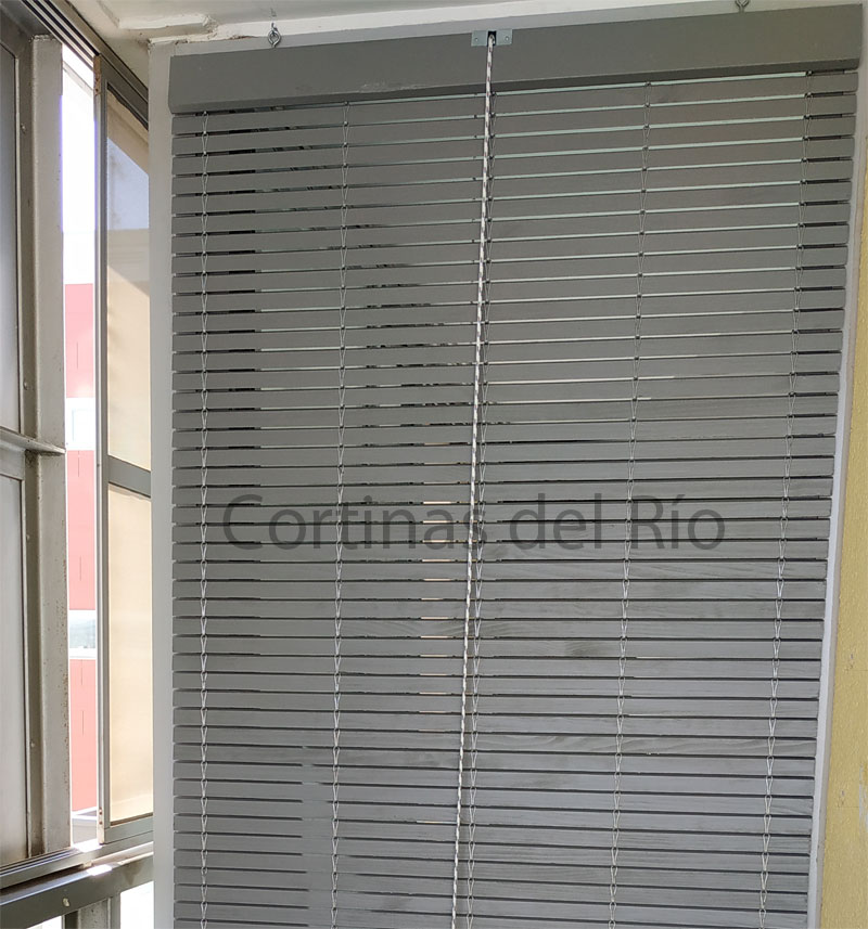 Alicantina de plástico gris utilizada como separación interior