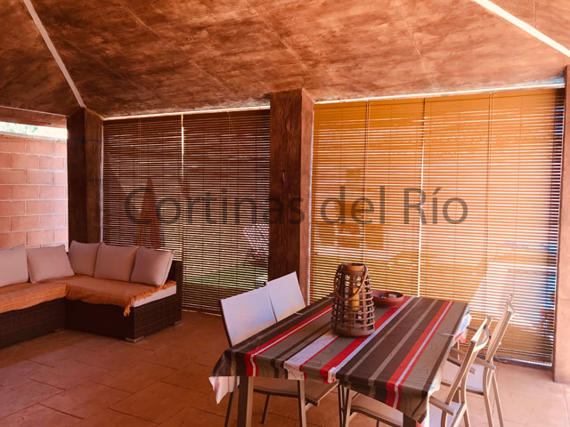 Porche con alicantinas de madera beige visto desde dentro