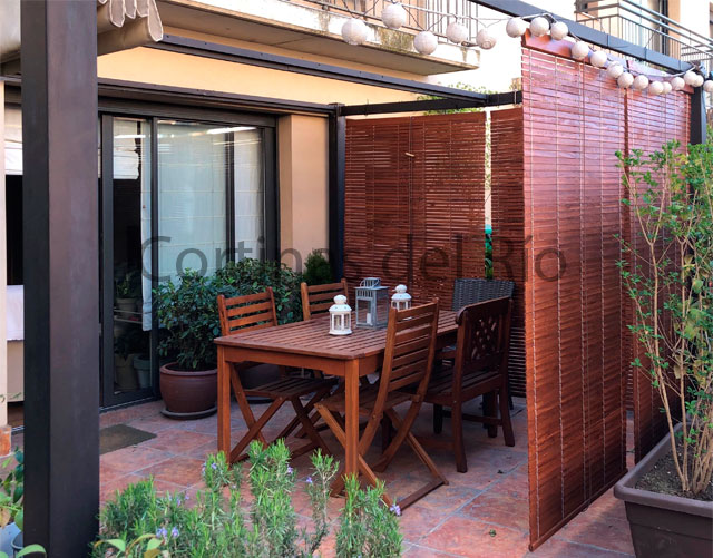 Alicantinas de madera cerezo junto a un comedor de terraza