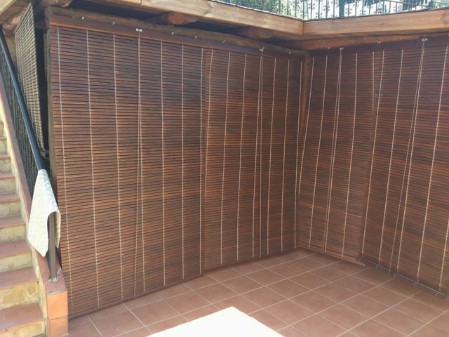 Cierre de terraza con alicantinas de madera nogal claro