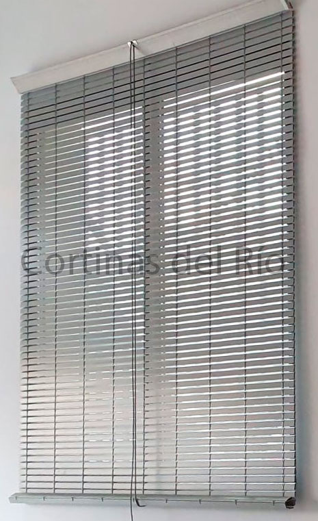 Alicantina de plástico gris instalada en una ventana y vista desde dentro