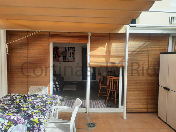 Alicantinas de madera cerezo claro en puertas y ventanas de terraza