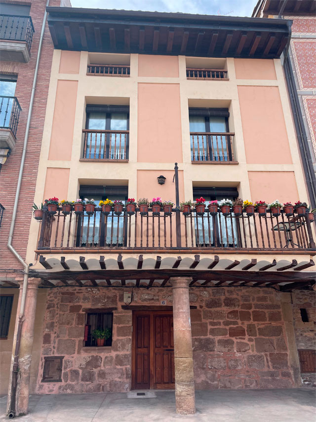 Cuatro alicantinas de madera nogal en los balcones de una fachada