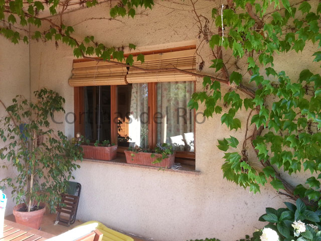 Dos alicantinas de madera con barniz natural sobre una ventana con plantas