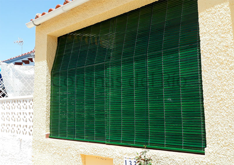 Dos alicantinas de madera verdes para un ventanal