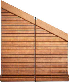 Persianas alicantinas inclinadas triangulares con cabezal para buhardillas